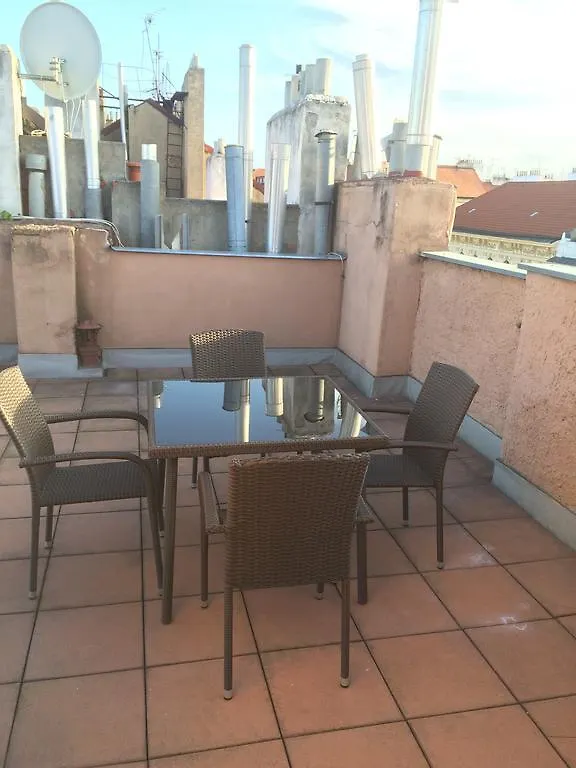 Penthouse Apartment In Vinohrady 프라하 0*,